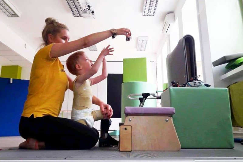 Większość rodziców niepełnosprawnych dzieci jest zmuszonych do korzystania z prywatnej rehabilitacji.