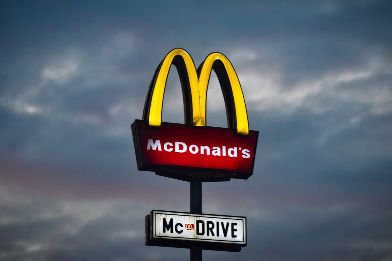 Szokujące nagranie z McDonald's. Pracownicy pokazali, co robią z burgerem