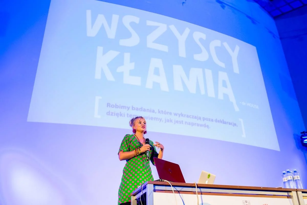 Julia Izmałkowa często gości na konferencjach w Polsce i na świecie opowiadając o pracy IZMAŁKOWEJ i nie tylko.