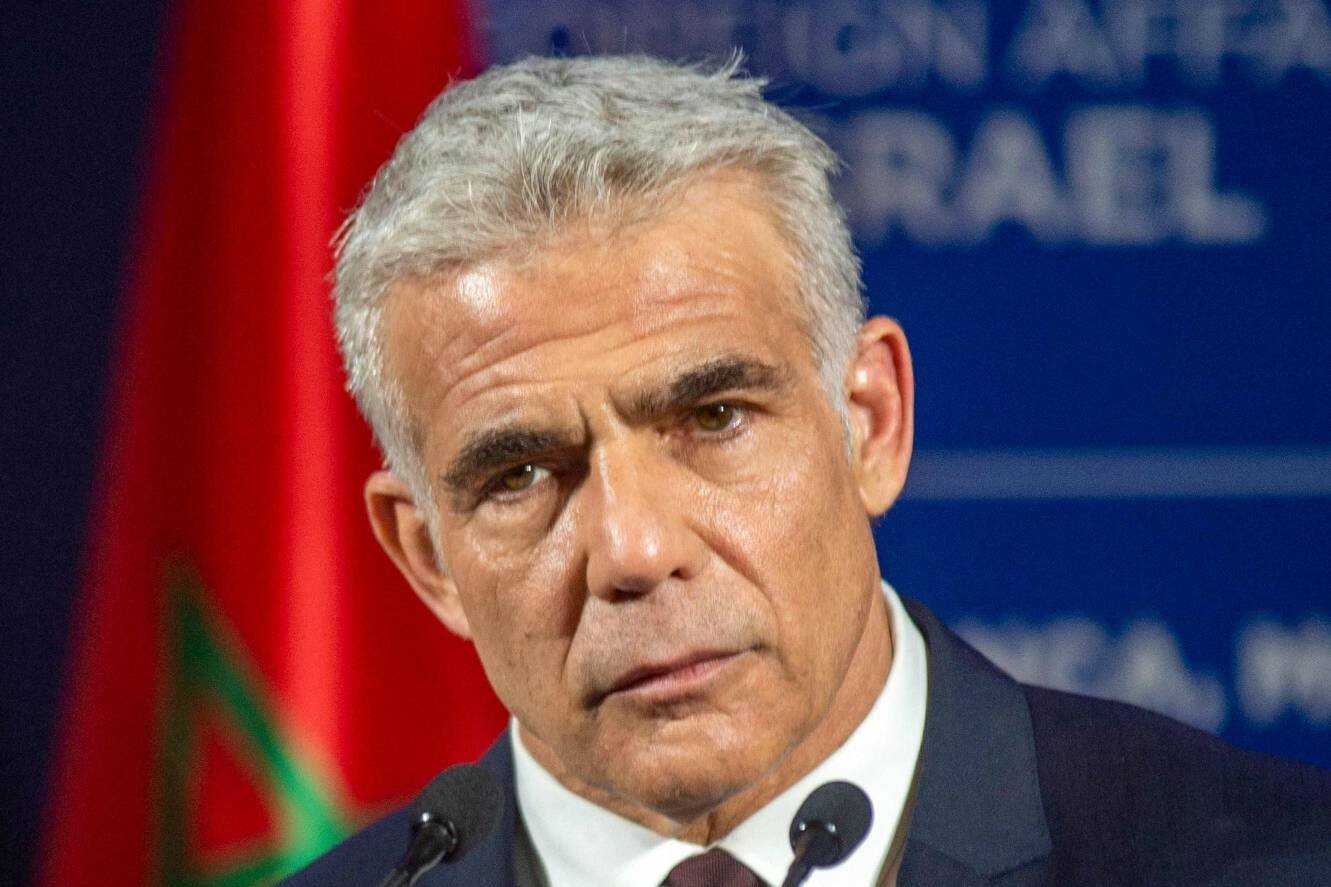 Jair Lapid napisał w niedzielę na Twitterze, że Izraelczycy "nie boją się antysemickich gróźb i nie mają zamiaru przymykać oczu na haniebne postępowanie antydemokratycznego rządu polskiego".