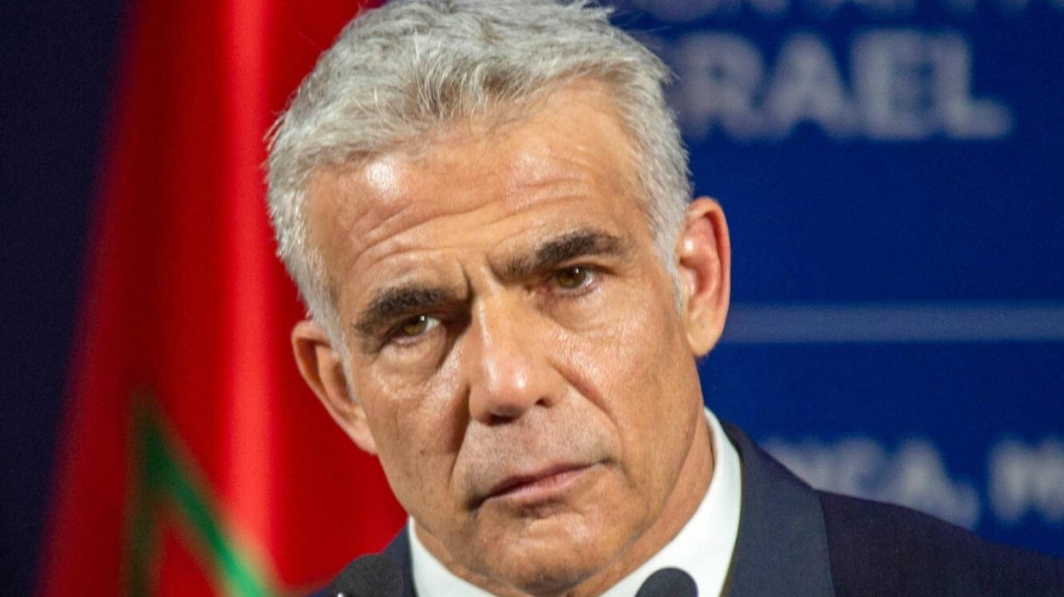 Jair Lapid napisał w niedzielę na Twitterze, że Izraelczycy "nie boją się antysemickich gróźb i nie mają zamiaru przymykać oczu na haniebne postępowanie antydemokratycznego rządu polskiego".