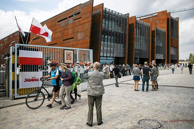 Europejskie Centrum Solidarności w Gdańsku. Tuż za nim powstaje Młode Miasto.