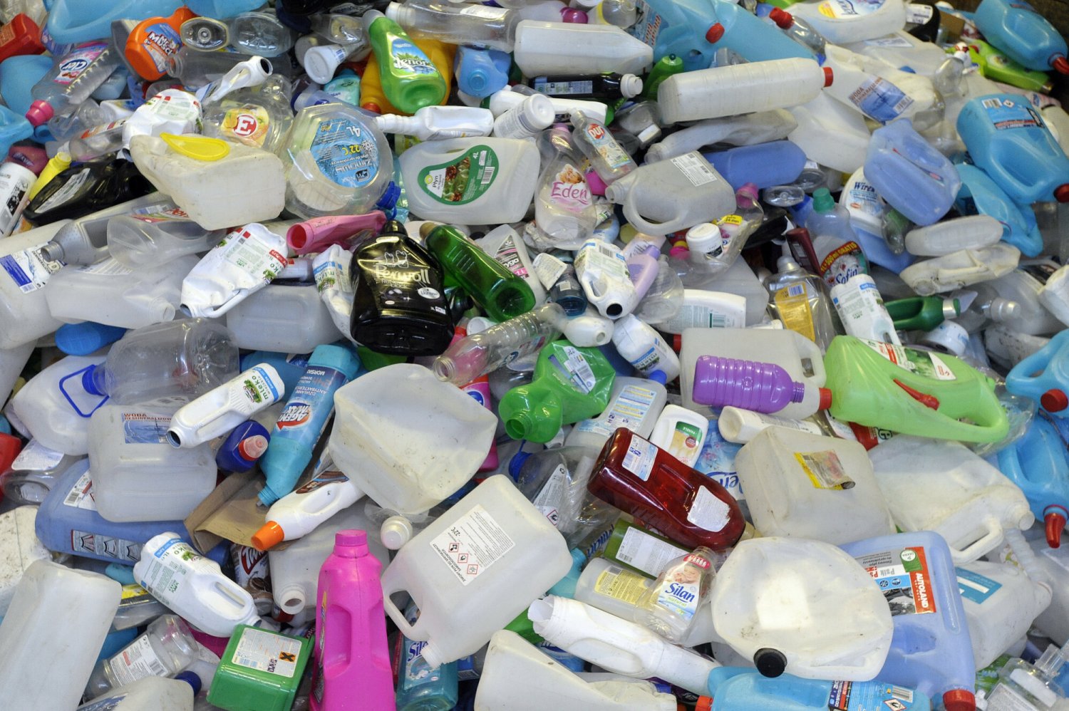 Oto, gdzie należy wyrzucać stare detergenty oraz inne materiały chemiczne.