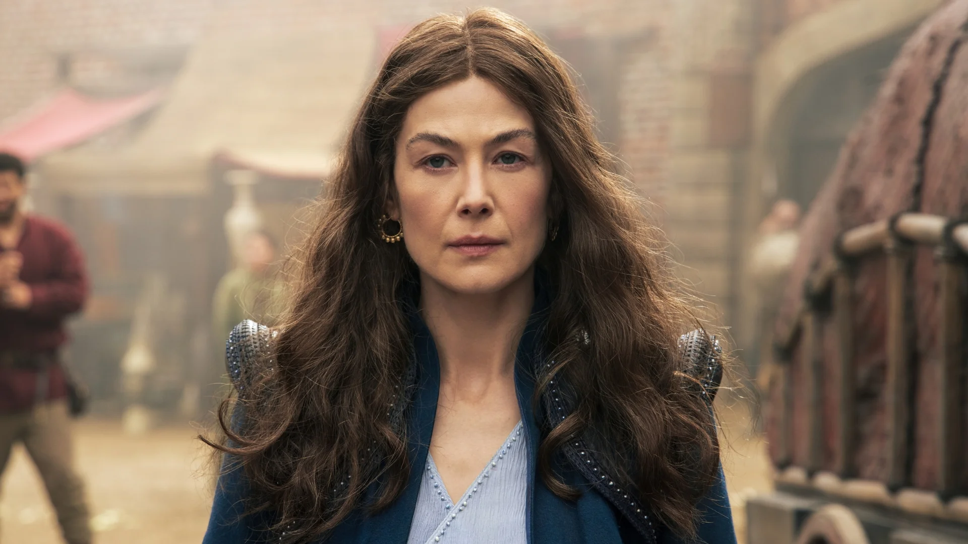 Rosamund Pike w serialu "Koło czasu"