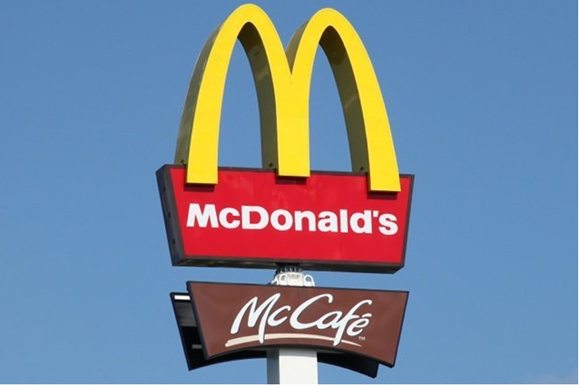 Bezdomni coraz częściej mieszkają w popularnych restauracjach z hamburgerami.