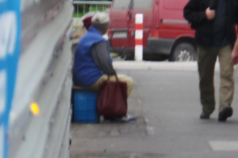 Panie sprzedające papierosy w przejściu koło Hali Banacha