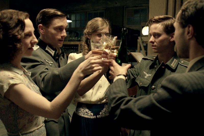 Kadr z niemieckiego filmu historycznego "Nasze matki, nasi ojcowie".