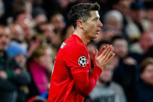 Robert Lewandowski w meczu z Chelsea doznał kontuzji kolana. Przesłał fanom wiadomość na Twitterze.