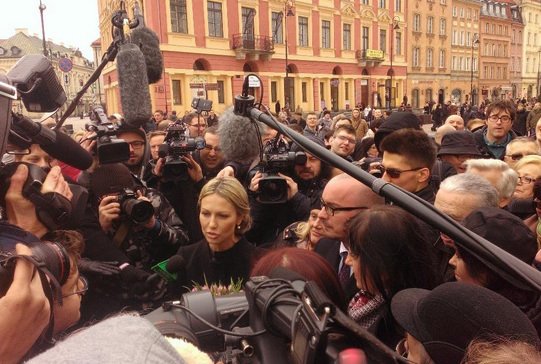 Magdalena Ogórek otoczona kordonem dziennikarzy, którzy uniemożliwili jej rozmowy z mieszkańcami.