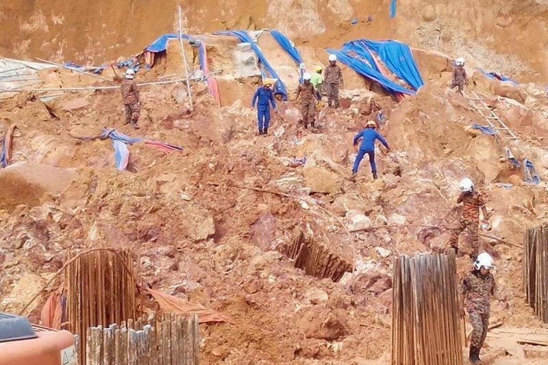 Katastrofa budowlana w Malezji. Podczas budowy 49-metrowych luksusowych wieżowców osunęła się ziemia. Zginęło co najmniej 11 robotników.