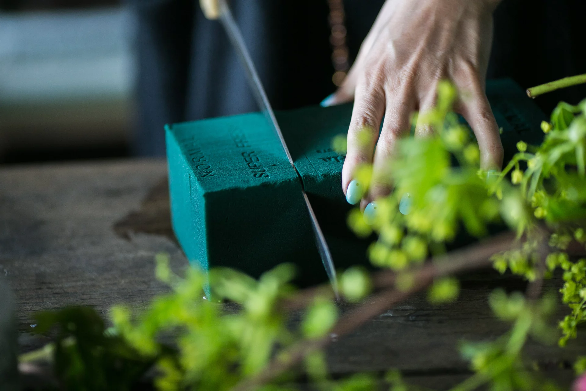 Bukiet można zrobić na gąbce florystycznej (do kupienia w kwiaciarniach). Wystarczy ją namoczyć, odciąć pasujący kawałek, włożyć do naczynia, a potem wbijać w nią kwiaty.