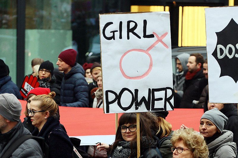 Protestujący w ramach "Czarnego piątku" przechodzą nie tylko ulicami polskich miast (zdjęcie ilustracyjne).