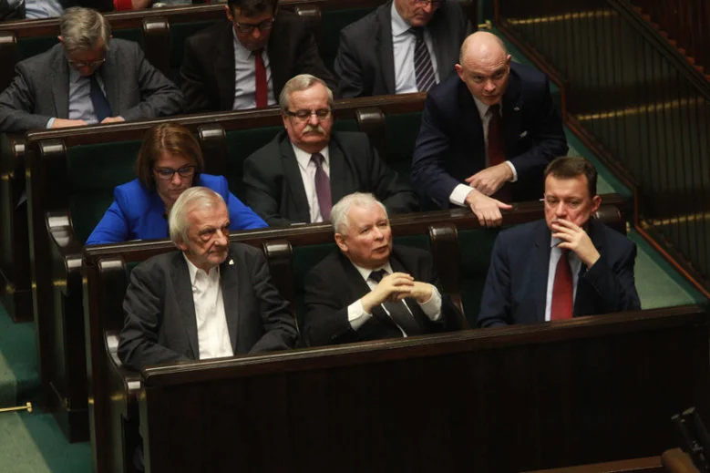 Jarosław Kaczyński niezmiennie ma powody do zadowolenia.