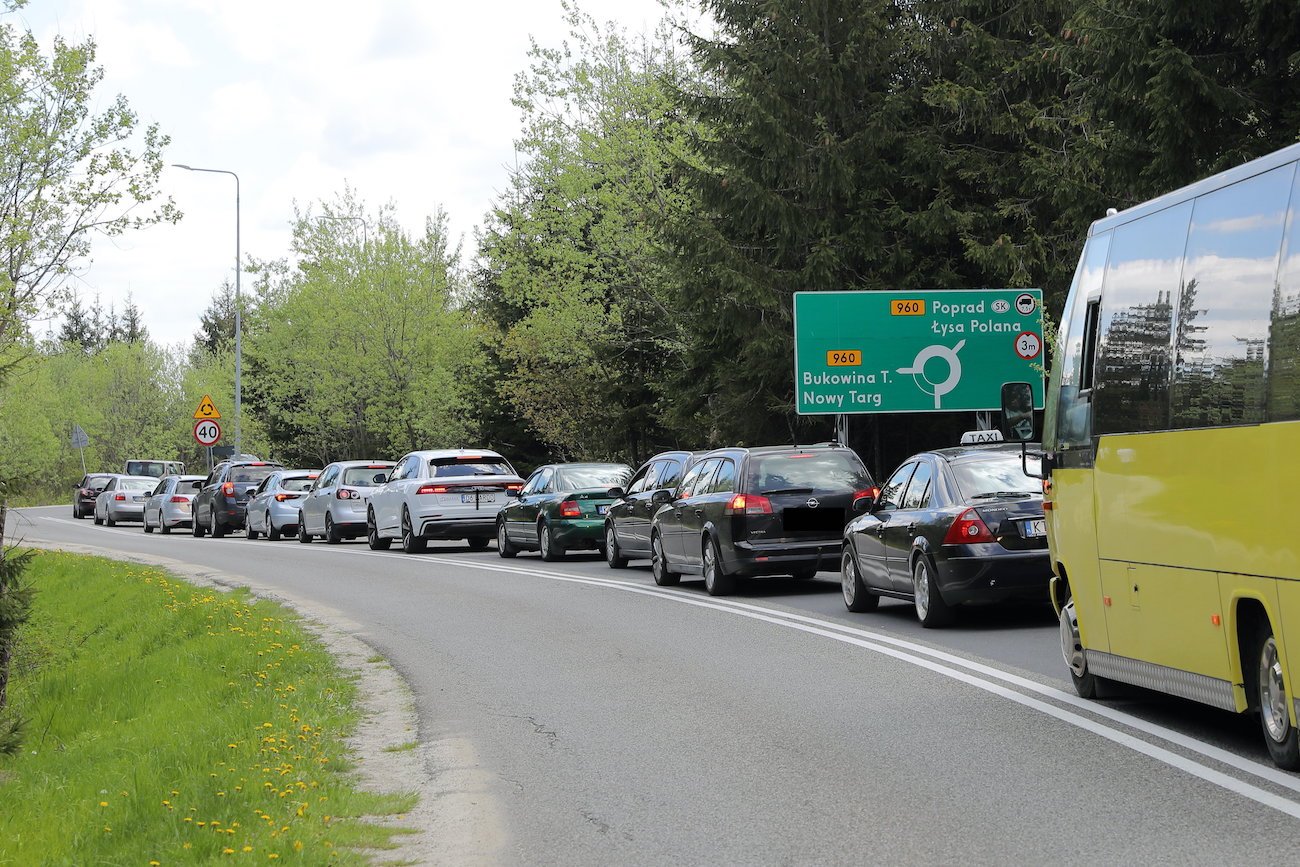 W wielu miejscach w Polsce tworzą się korki. To efekt powrotów z długiego weekendu.