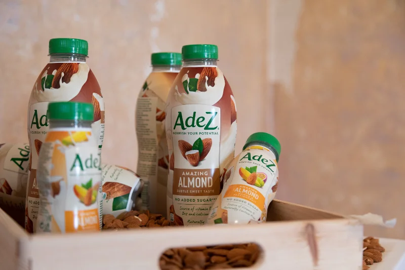 AdeZ seria obejmująca jak dotąd trzy będące miksem nasion i owoców napoje w butelkach 250 ml oraz pięć śniadaniowych produktów w butelkach 800 ml
