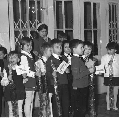Szkolna Wigilia. Dzieci zostały odwiedzone przez literatów, Konstancin (1976)
