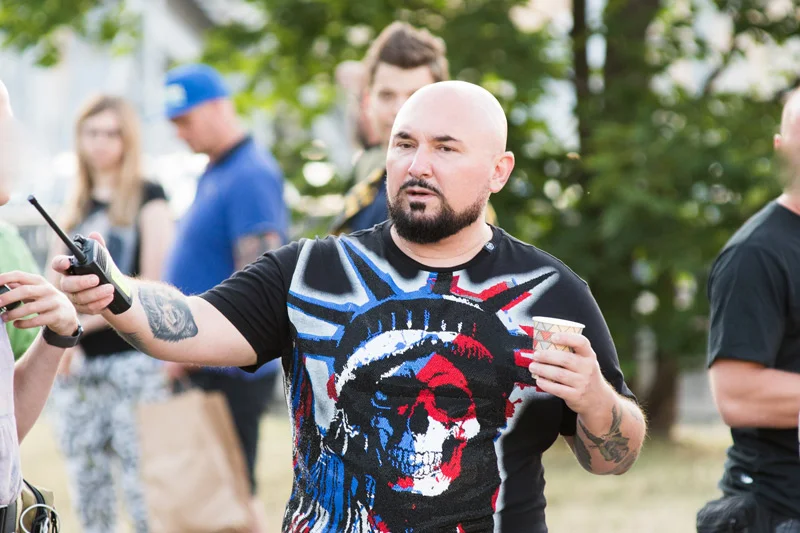 Ekipa filmowa Patryka Vegi została zaatakowana przez pijanych kiboli podczas kręcenia scen do najnowszego filmu.