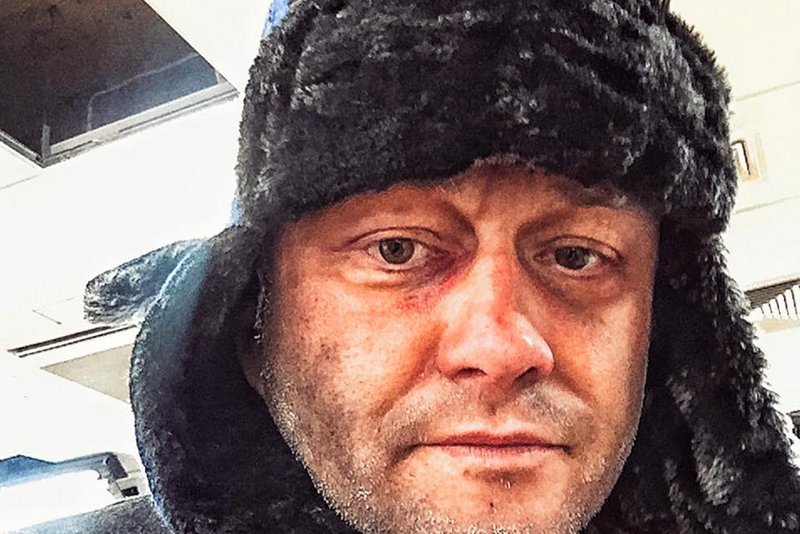 Jarosław Kuźniar w charakteryzacji udawał bezdomnego.