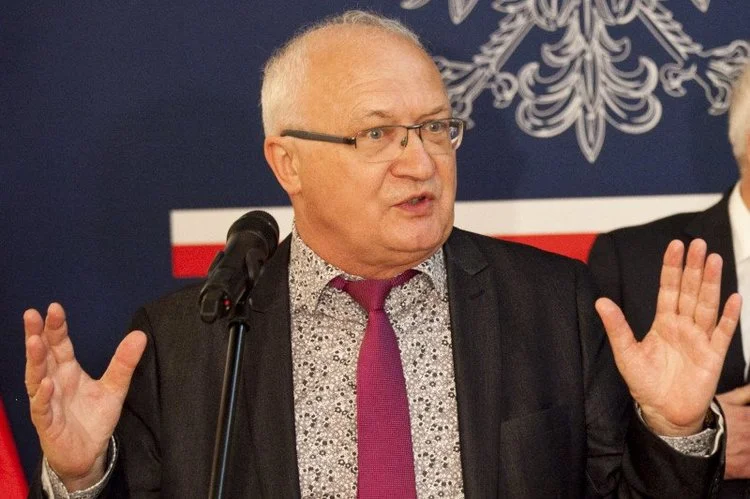 Prof. Simon uważa, że winę za rekordowe przyrosty ponoszą m.in. "antymaseczkowcy".