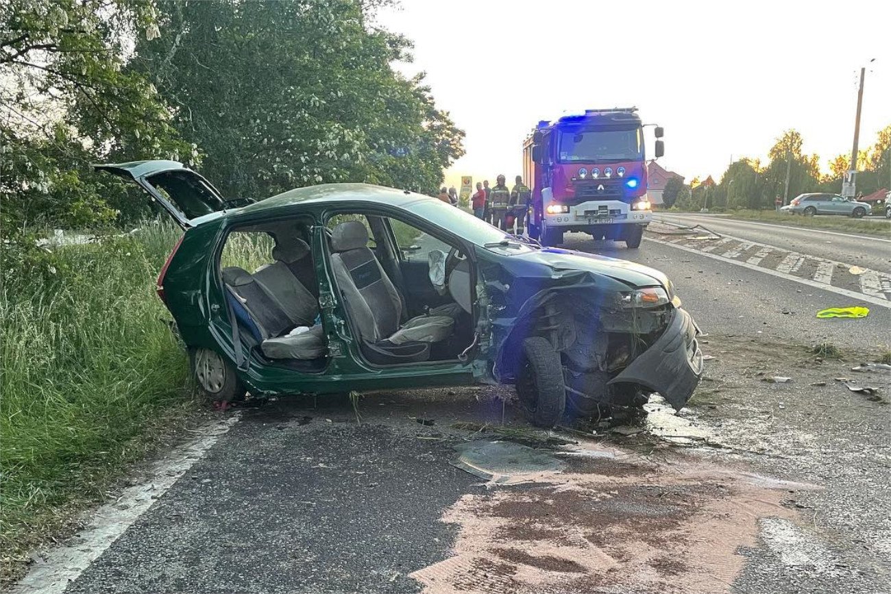 wypadek słupia policjant wypadek słupia