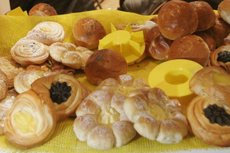 Poprzedni rząd walczył z drożdżówkami w szkolnych sklepikach. Ten - z pieczywem z ciasta głęboko mrożonego. Słusznie?