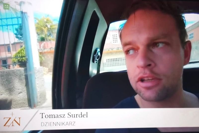 Ujęcie z błędnym podpisem w programie TVP1 "Między Ziemią a Niebem".