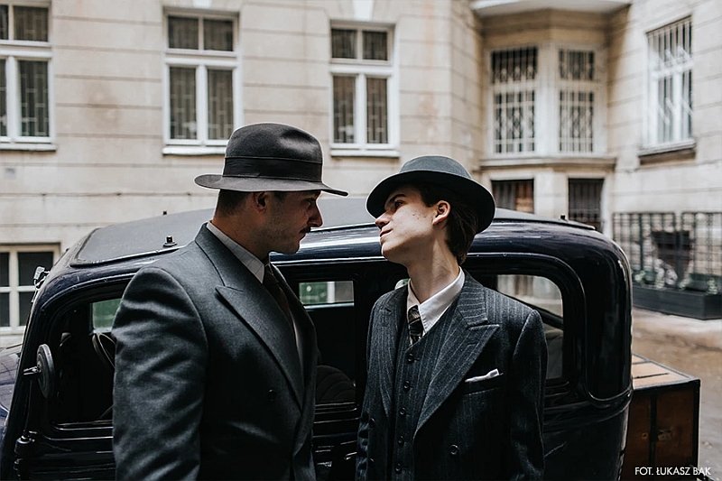 "KRÓL" to nowy polski serial produkcji CANAL+. Jest to ekranizacja powieści Szczepana Twardocha o tym samym tytule. W związku z premierą serialu (6 listopad, 21:00) stacja zaprasza na czterogodzinny seans "Wieczór z KRÓLEM"