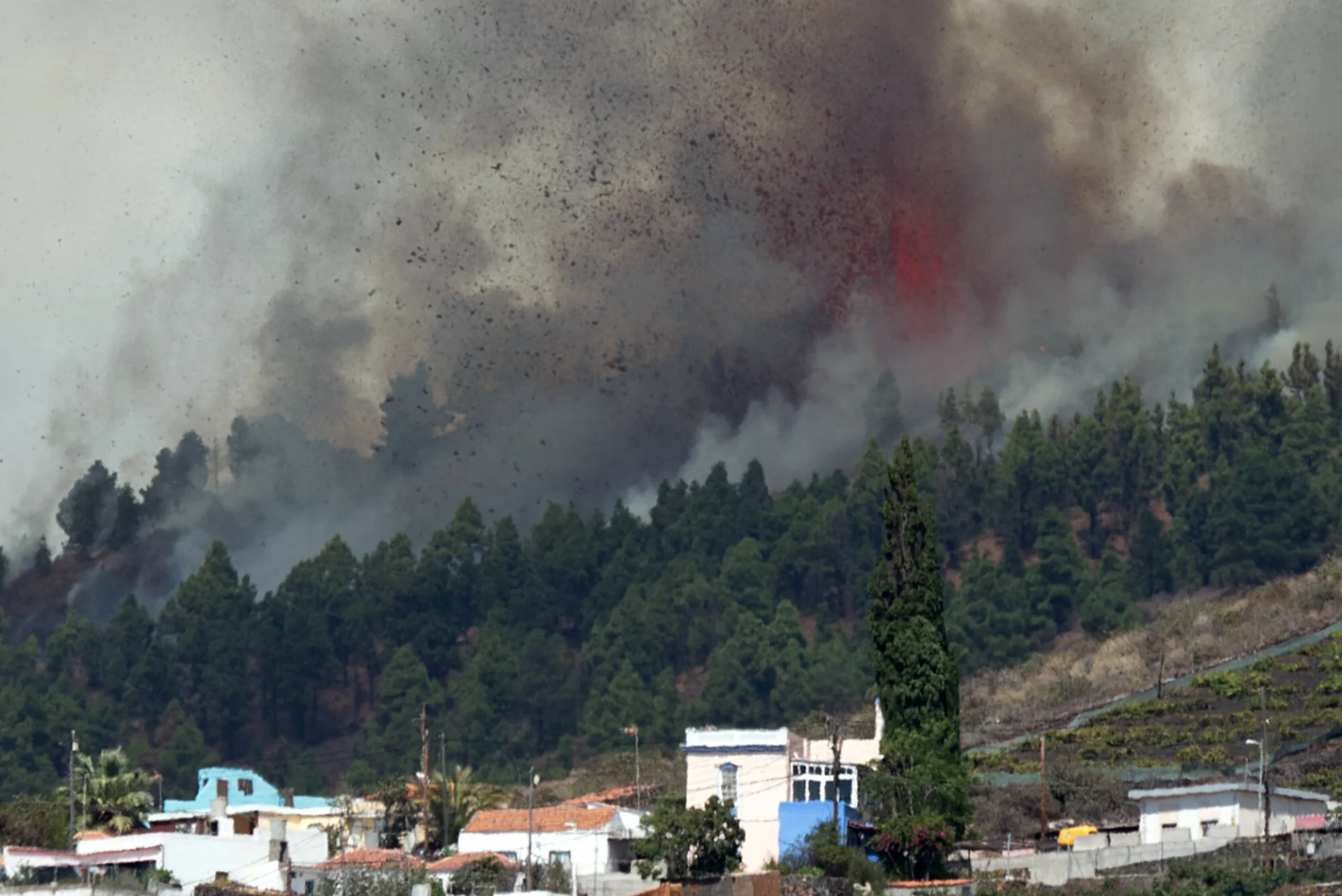 Erupcja wulkanu Cumbre Vieja jest bardzo efektowna, ale też niebezpieczna.