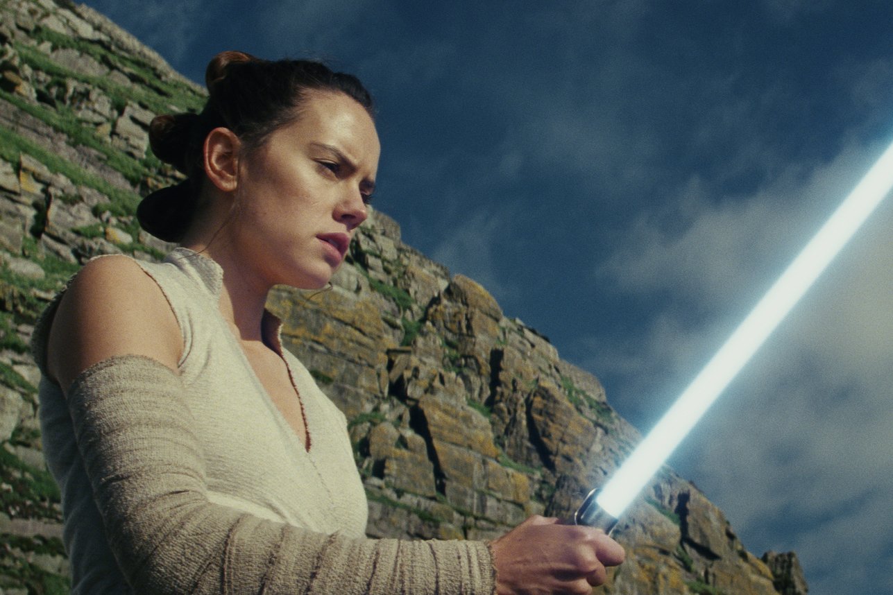 Moc w "Ostatnim Jedi" jest silna. Ma klimat starych "Gwiezdnych wojen", jest mnóstwo zwrotów akcji i epickich scen.