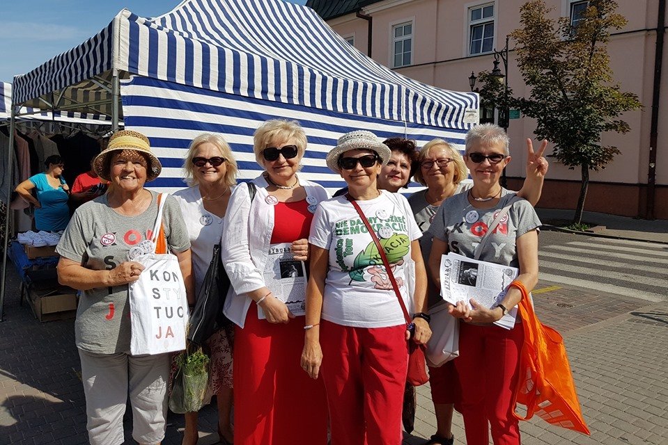 Grupa Błysk Budzik powstała w 2016 roku. Kobiety jeżdżą po małych miejscowościach i opowiadają o aferach PiS. Teraz także zachęcają do głosowania w wyborach 13 października.