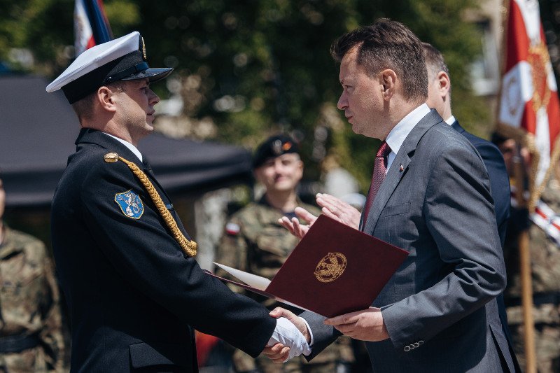 Minister Błaszczak miał w Australii kupić nowe okręty wojenne. Projekt zawetował Morawiecki, ministrowi zostaje wymienianie uścisków dłoni.