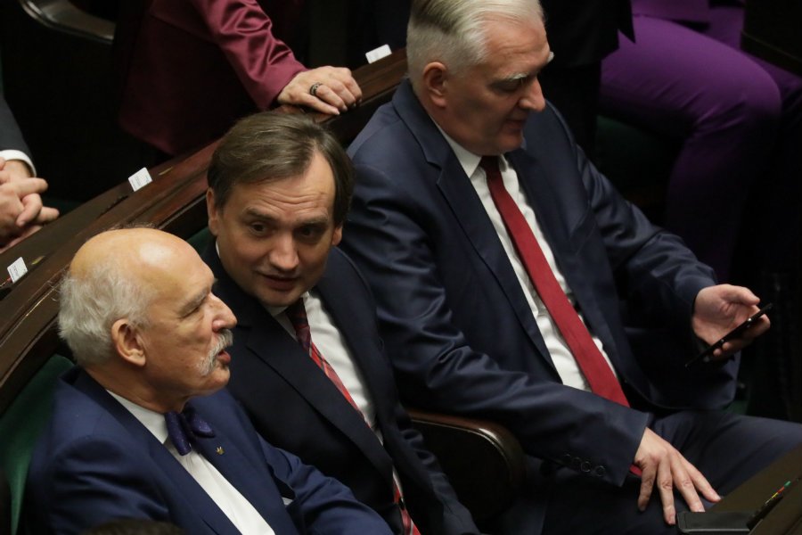 Janusz Korwin-Mikke zdrzemnął się na inauguracji Sejmu. Oficjalne stanowisko jego partii jest takie, że nie był to długi sen.