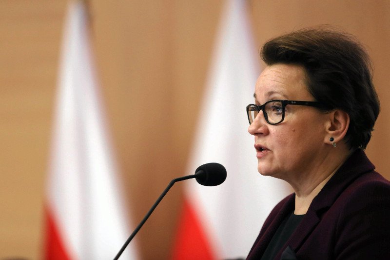 Minister Zalewska nie odpowiedziała osobiście na list 11-latki. Podległą jej urzędniczka dała jednak do zrozumienia, że reforma edukacji wejdzie w życie