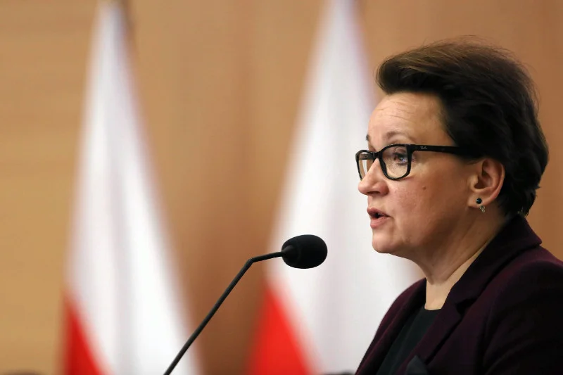 Minister Zalewska nie odpowiedziała osobiście na list 11-latki. Podległą jej urzędniczka dała jednak do zrozumienia, że reforma edukacji wejdzie w życie