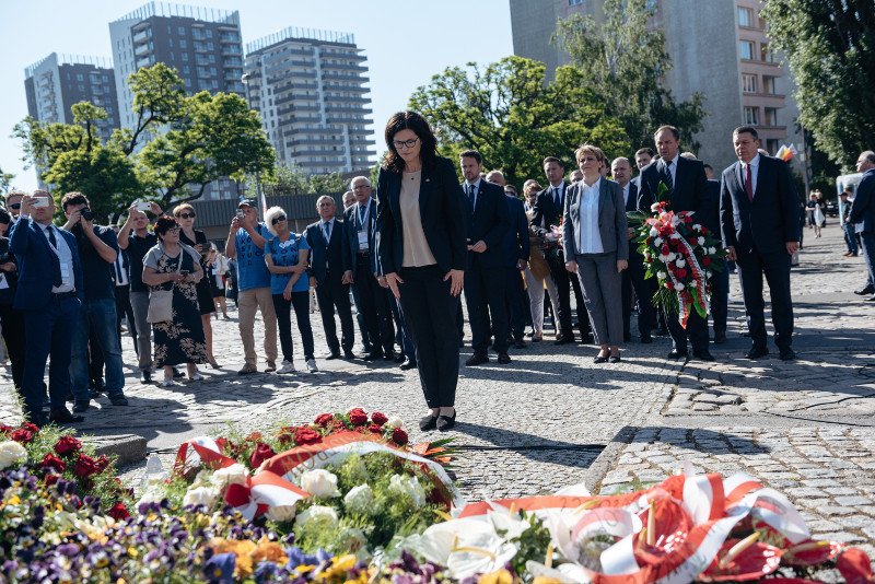 W trakcie obchodów rocznicy wyborów 4 Czerwca prezydent Dulkiewicz złożyła kwiaty pod pomnikiem Poległych Stoczniowców.