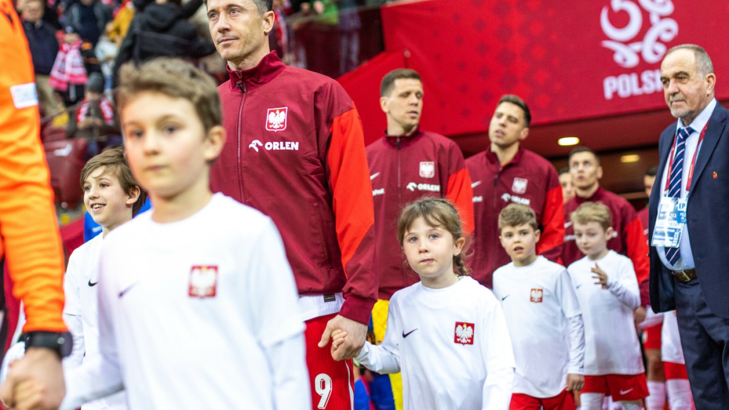 Robert Lewandowski wchodził na murawę z córką.