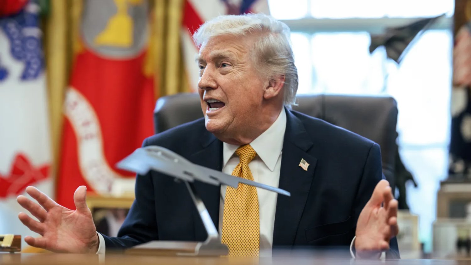 Donald Trump jako Najwyższy Przywódca Iranu? Mieli błagać go na kolanach Donald Trump jako Najwyższy Przywódca Iranu? Mieli błagać go na kolanach