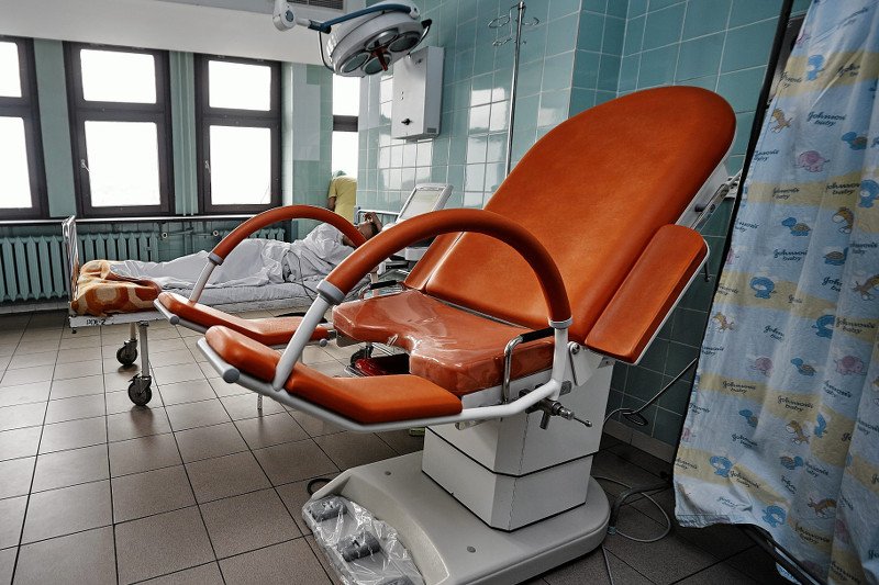 "Urodziłam martwe dziecko na podłodze, między jednym a drugim łóżkiem". Szokująca relacja z porodu w Starachowicach