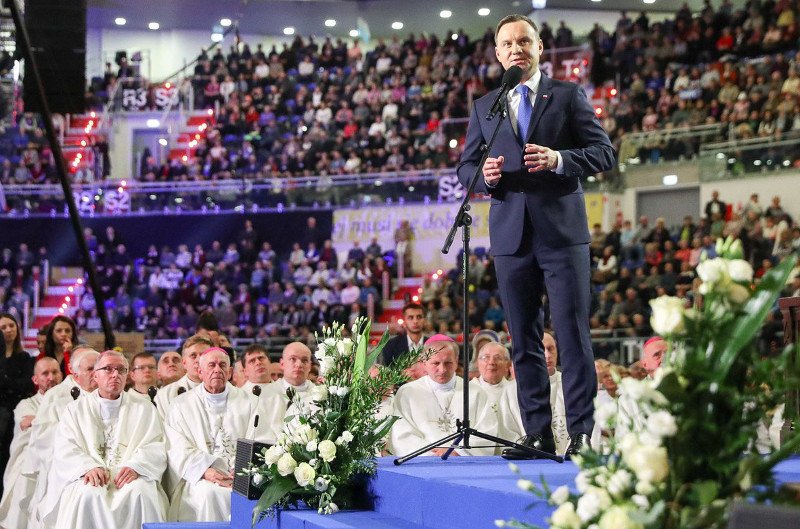 Według prezydenta Andrzeja Dudy, Radio Maryja łączy, a nie dzieli Polaków. O założycielu stacji - o. Tadeuszu Rydzyku szef państwa mówi w samych superlatywach