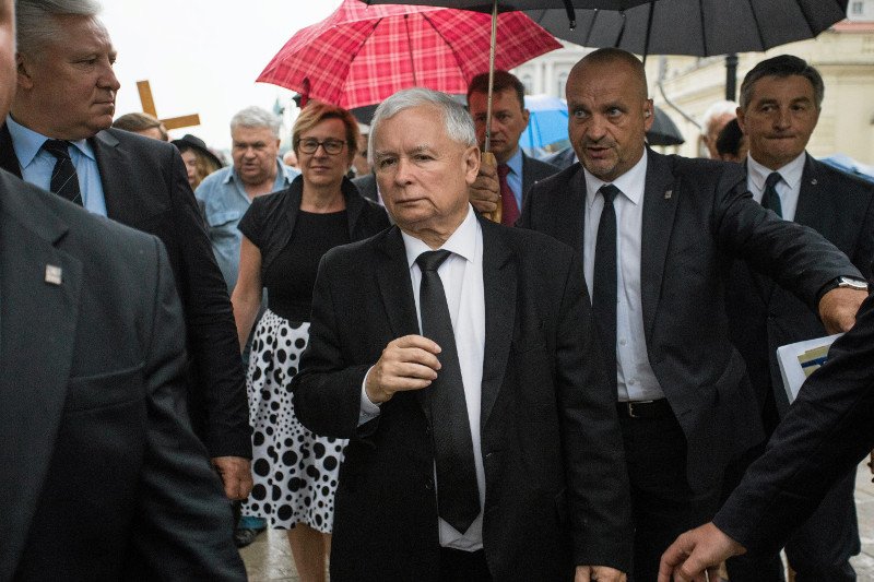 88 miesięcy po 10 kwietnia 2010 r. PiS znowu pojawił się na wiecu pod Pałacem Prezydenckim. Jarosław Kaczyński tradycyjnie zapowiedział "dochodzenie do prawdy" o przyczynach katastrofy smoleńskiej.