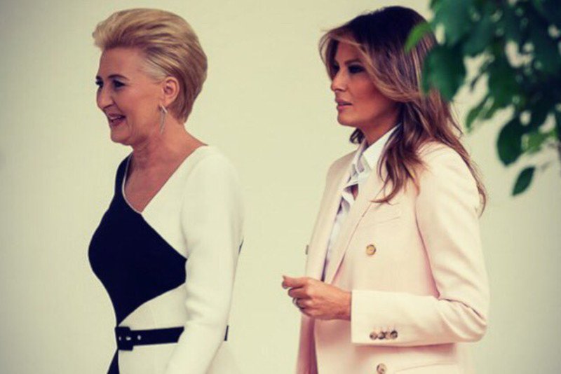 Niektóre media są w szoku, że Melania Trump zabrała głos podczas powitania pary prezydenckiej w USA.