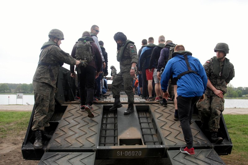 MON chce przyciągnąć ludzi do wojska i zaprasza na dzień otwarty wszystkich chętnych.