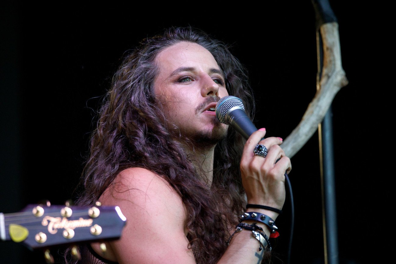 Michał Szpak zapozował do zdjęcia w samym ręczniku.