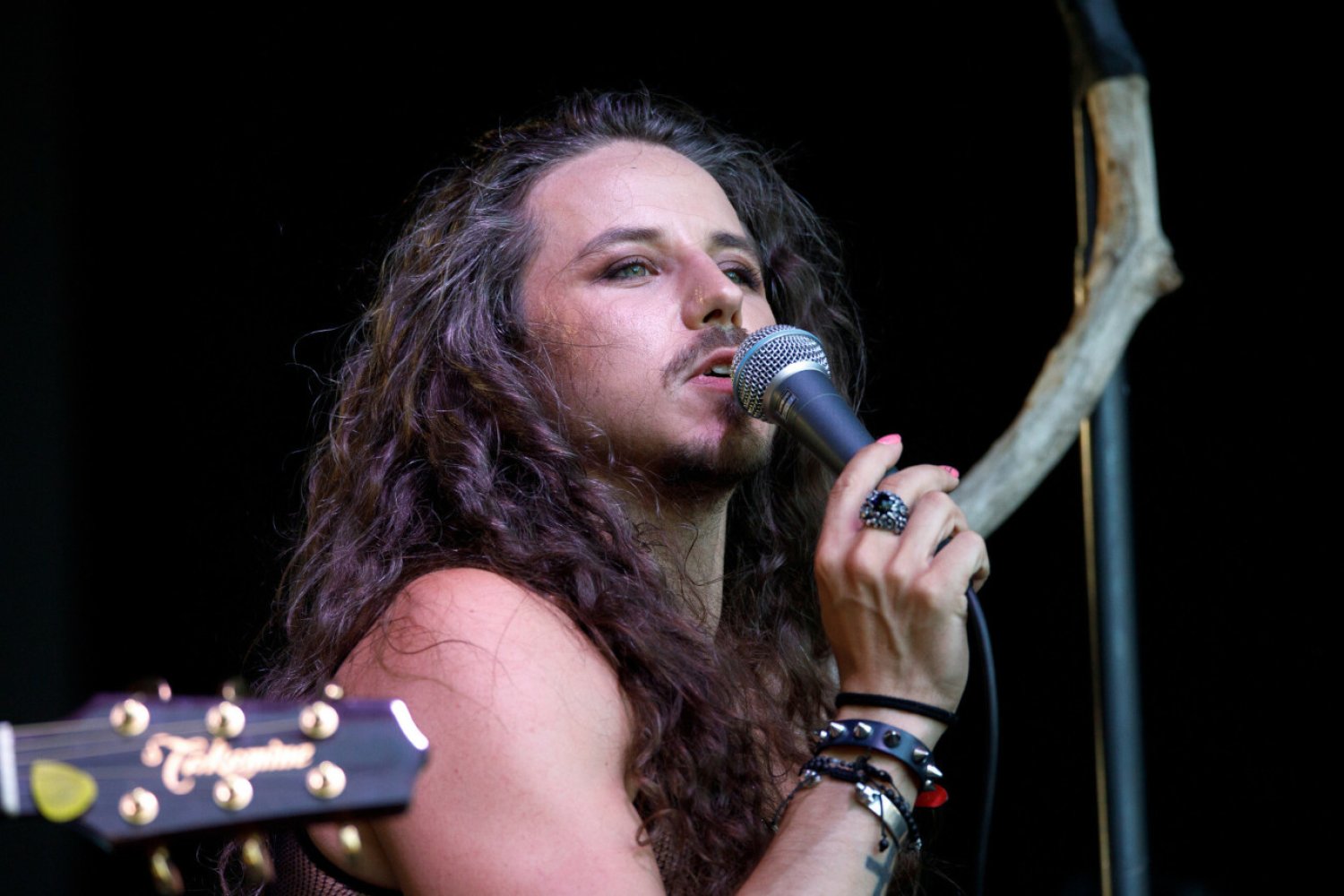 Michał Szpak zapozował do zdjęcia w samym ręczniku.