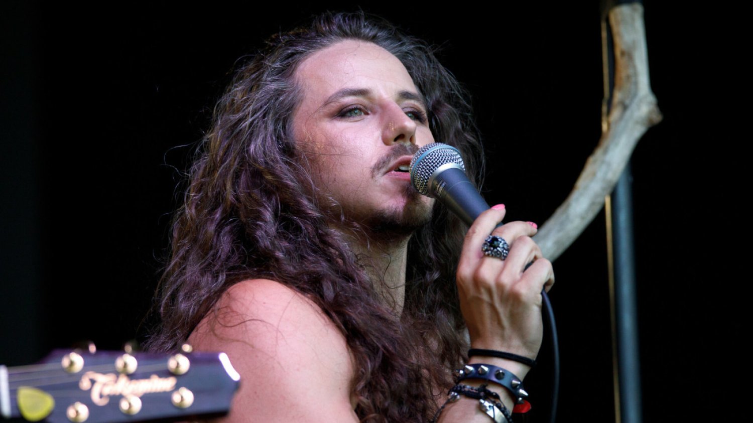 Michał Szpak zapozował do zdjęcia w samym ręczniku.