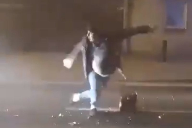 Kierowca mógł nie zauważyć kucającego mężczyzny, który był ubrany na czarny. Dodatkowo widoczność utrudniała mgła.