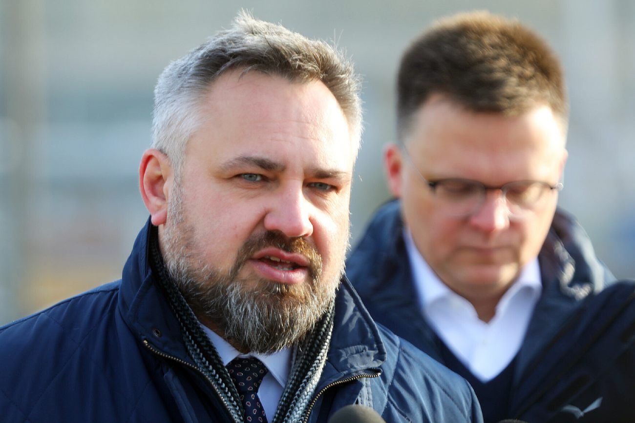 Poseł Mirosław Suchoń z Polska 2050 i lider tej partii Szymon Hołownia w tle.