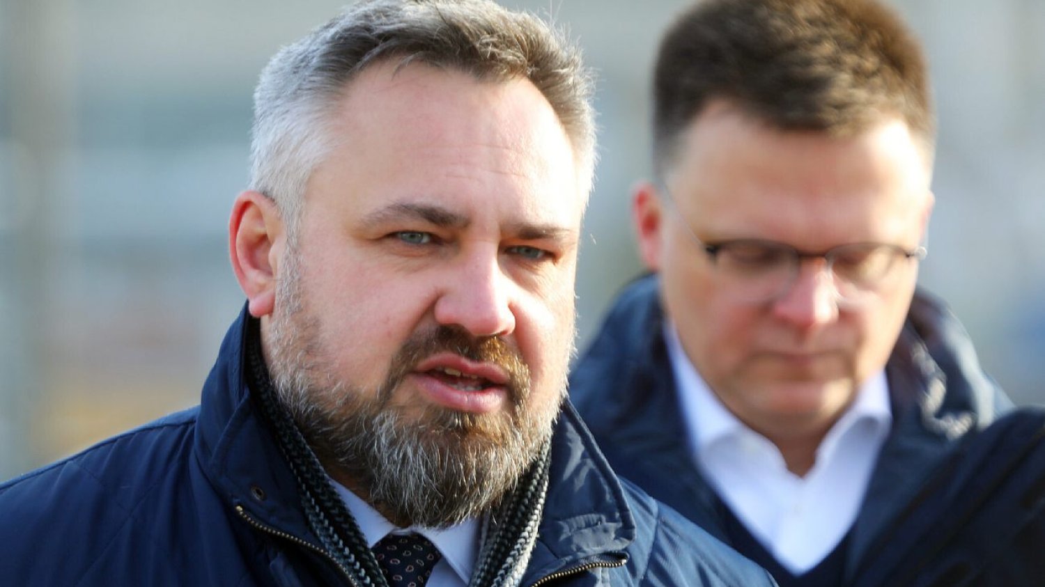 Poseł Mirosław Suchoń z Polska 2050 ujawnia, kiedy jego partia chce podjąć decyzję ws. list wyborczych. Poseł Mirosław Suchoń z Polska 2050 i lider tej partii Szymon Hołownia w tle.