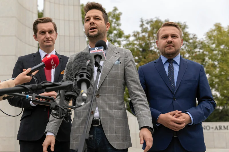 Konferencja prasowa Patryka Jakiego ws. " Soku z Buraka ". Jacek Ozdoba po prawej stronie.