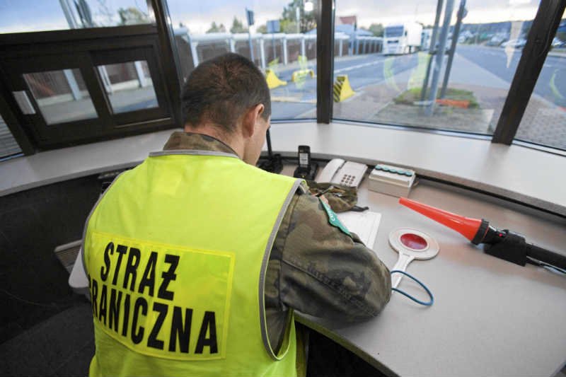Niemcy i Austria czasowo przywracają kontrole graniczne.